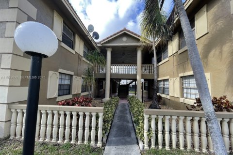 Condominio en alquiler en Coral Springs, Florida, 2 dormitorios, 76.18 m2 № 2041276 - foto 2