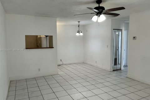 Condominio en alquiler en Coral Springs, Florida, 2 dormitorios, 76.18 m2 № 2041276 - foto 11