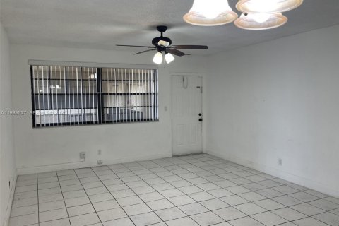 Condominio en alquiler en Coral Springs, Florida, 2 dormitorios, 76.18 m2 № 2041276 - foto 6