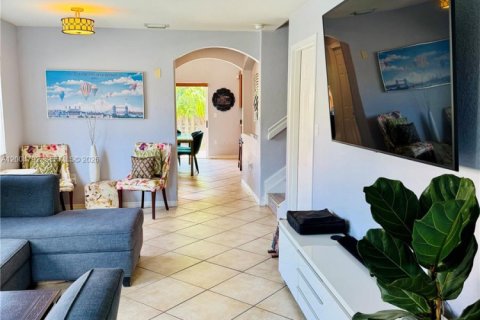 Touwnhouse à vendre à Cutler Bay, Floride: 3 chambres, 168.34 m2 № 2068207 - photo 4