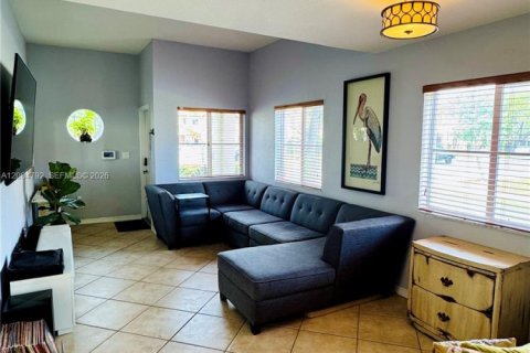 Touwnhouse à vendre à Cutler Bay, Floride: 3 chambres, 168.34 m2 № 2068207 - photo 3