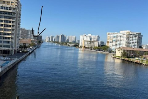 Condo in Hallandale Beach, Florida, 1 bedroom  № 2260405 - photo 4