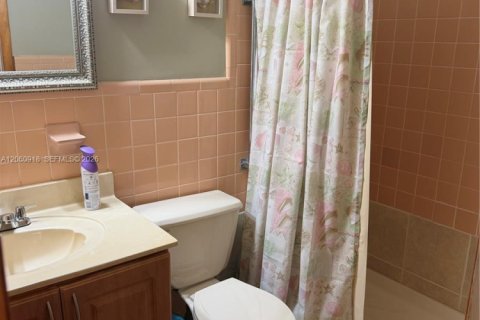 Condo in Hallandale Beach, Florida, 1 bedroom  № 2260405 - photo 9