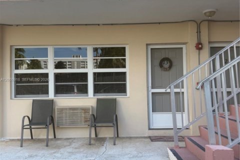 Condo in Hallandale Beach, Florida, 1 bedroom  № 2260405 - photo 12