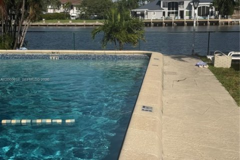 Condo in Hallandale Beach, Florida, 1 bedroom  № 2260405 - photo 2