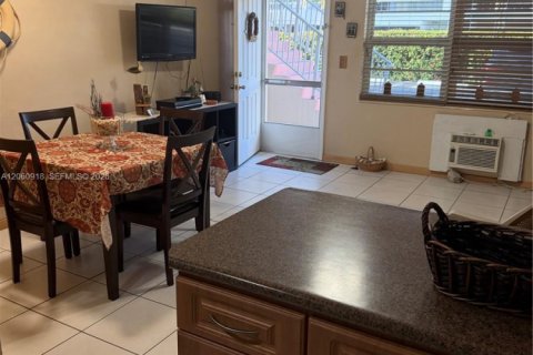 Condo in Hallandale Beach, Florida, 1 bedroom  № 2260405 - photo 8