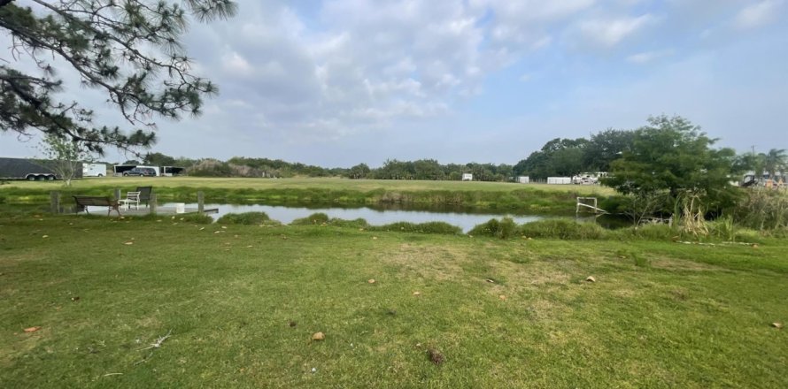 Commercial property in Fort Pierce, Florida № 1231432