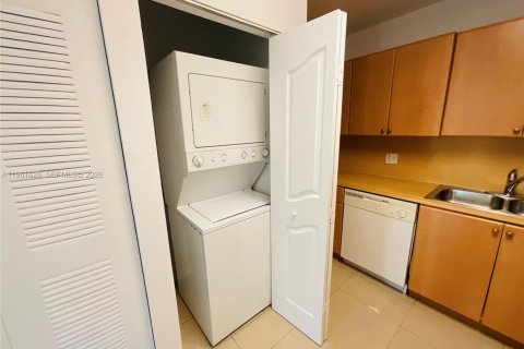 Condo in Doral, Florida, 3 bedrooms  № 2024481 - photo 11