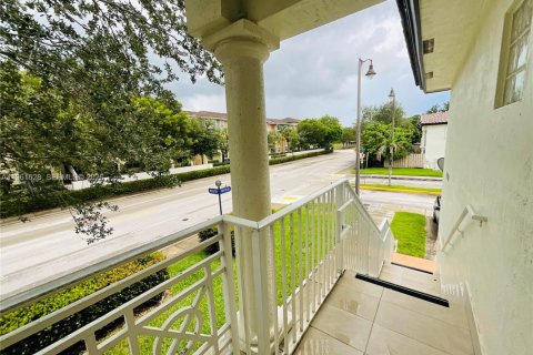 Condo in Doral, Florida, 3 bedrooms  № 2024481 - photo 4