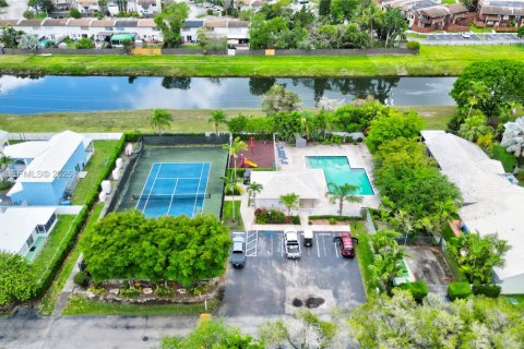 Villa ou maison à louer à Miami, Floride: 3 chambres, 131.46 m2 № 2076197 - photo 10