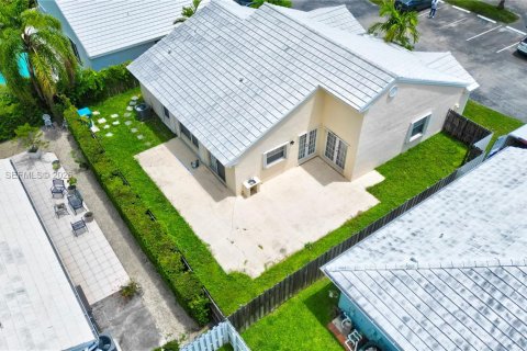 Villa ou maison à louer à Miami, Floride: 3 chambres, 131.46 m2 № 2076197 - photo 16
