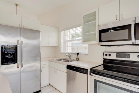 Villa ou maison à louer à Miami, Floride: 3 chambres, 131.46 m2 № 2076197 - photo 22