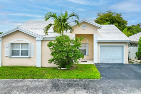 Villa ou maison à louer à Miami, Floride: 3 chambres, 131.46 m2 № 2076197 - photo 3