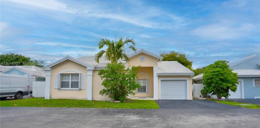 Villa ou maison à Miami, Floride 3 chambres, 131.46 m2 № 2076197