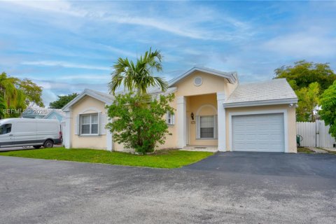 Villa ou maison à louer à Miami, Floride: 3 chambres, 131.46 m2 № 2076197 - photo 2