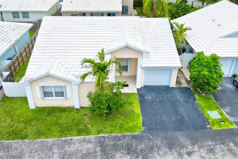 Villa ou maison à louer à Miami, Floride: 3 chambres, 131.46 m2 № 2076197 - photo 4