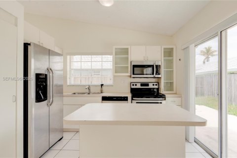Villa ou maison à louer à Miami, Floride: 3 chambres, 131.46 m2 № 2076197 - photo 21