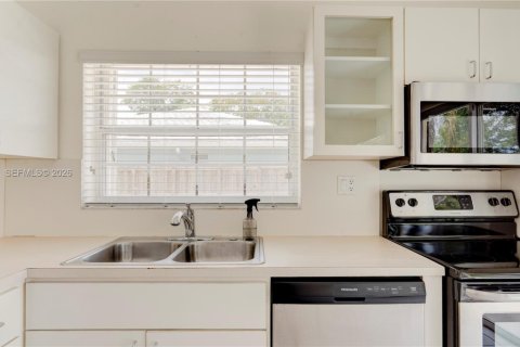 Villa ou maison à louer à Miami, Floride: 3 chambres, 131.46 m2 № 2076197 - photo 23