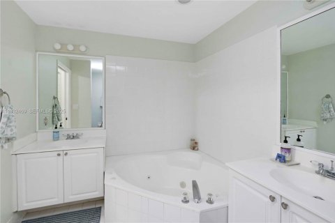 Condo in Doral, Florida, 3 bedrooms  № 1990842 - photo 20