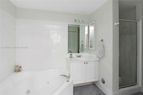 Condo in Doral, Florida, 3 bedrooms  № 1990842 - photo 21