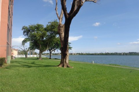 Condo in Miami, Florida, 2 bedrooms  № 2010105 - photo 17