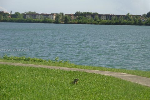 Condo in Miami, Florida, 2 bedrooms  № 2010105 - photo 2