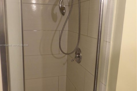 Condo in Miami, Florida, 2 bedrooms  № 2010105 - photo 10