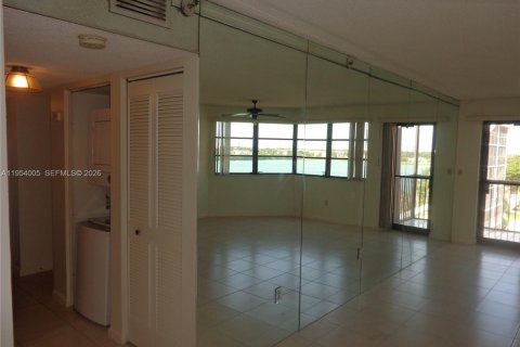 Condo in Miami, Florida, 2 bedrooms  № 2010105 - photo 13