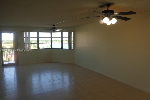 Condo in Miami, Florida, 2 bedrooms  № 2010105 - photo 6