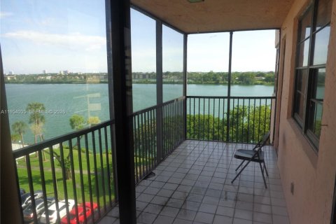 Condo in Miami, Florida, 2 bedrooms  № 2010105 - photo 3