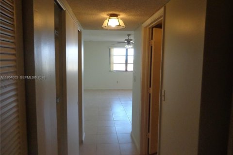 Condo in Miami, Florida, 2 bedrooms  № 2010105 - photo 4