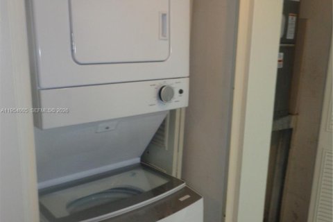 Condo in Miami, Florida, 2 bedrooms  № 2010105 - photo 12