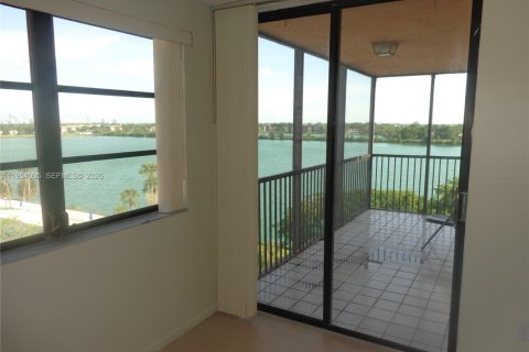 Condo in Miami, Florida, 2 bedrooms  № 2010105 - photo 7