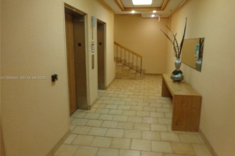 Condo in Miami, Florida, 2 bedrooms  № 2010105 - photo 15