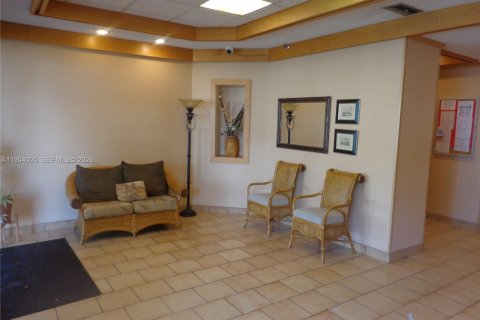 Condo in Miami, Florida, 2 bedrooms  № 2010105 - photo 14