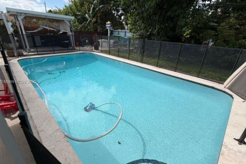 House in Miami, Florida 3 bedrooms, 161.46 sq.m. № 1950859 - photo 5