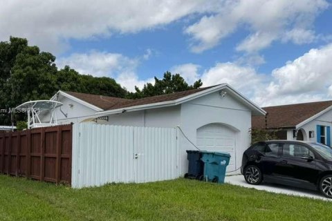 House in Miami, Florida 3 bedrooms, 161.46 sq.m. № 1950859 - photo 3