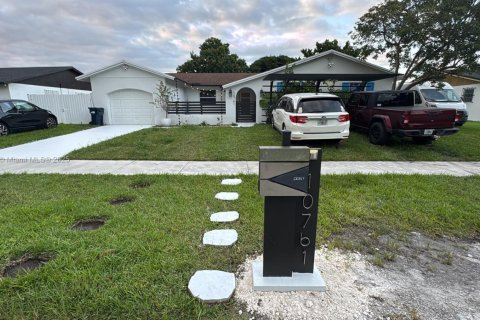 House in Miami, Florida 3 bedrooms, 161.46 sq.m. № 1950859 - photo 1