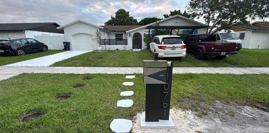 House in Miami, Florida 3 bedrooms, 161.46 sq.m. № 1950859