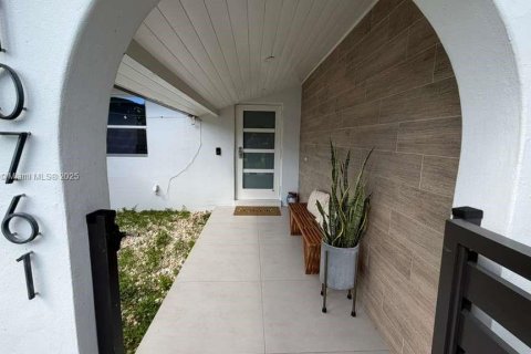 House in Miami, Florida 3 bedrooms, 161.46 sq.m. № 1950859 - photo 2