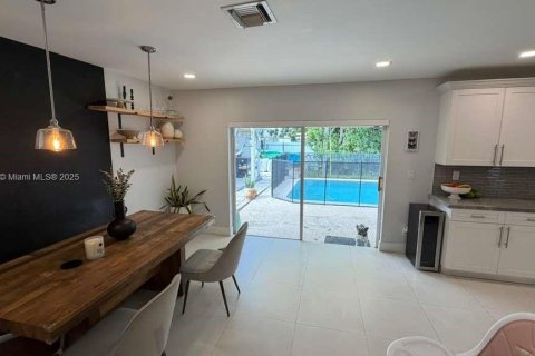 House in Miami, Florida 3 bedrooms, 161.46 sq.m. № 1950859 - photo 14