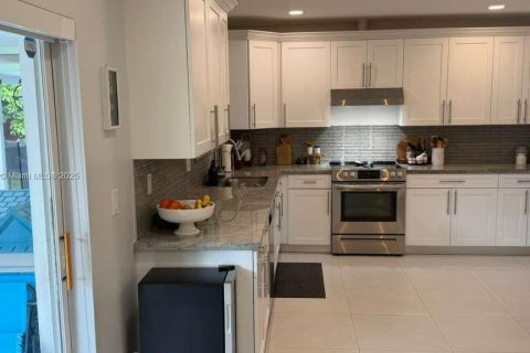 House in Miami, Florida 3 bedrooms, 161.46 sq.m. № 1950859 - photo 10