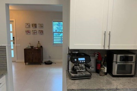 House in Miami, Florida 3 bedrooms, 161.46 sq.m. № 1950859 - photo 12