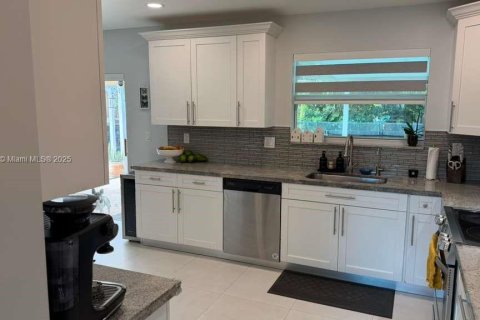 House in Miami, Florida 3 bedrooms, 161.46 sq.m. № 1950859 - photo 11