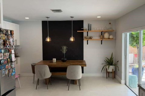 House in Miami, Florida 3 bedrooms, 161.46 sq.m. № 1950859 - photo 15