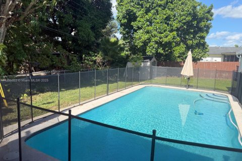 House in Miami, Florida 3 bedrooms, 161.46 sq.m. № 1950859 - photo 6