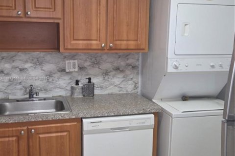 Condo in Doral, Florida, 2 bedrooms  № 2041288 - photo 5