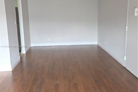 Condo in Doral, Florida, 2 bedrooms  № 2041288 - photo 3