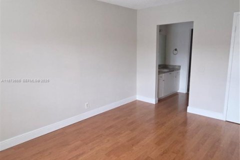 Condo in Doral, Florida, 2 bedrooms  № 2041288 - photo 10