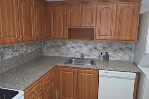 Condo in Doral, Florida, 2 bedrooms  № 2041288 - photo 2